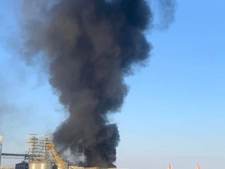 У порту Чорноморська спалахнула велика пожежа - дим видно з сусідніх міст 