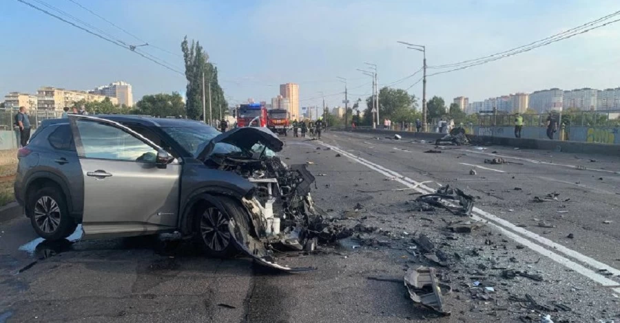 Внаслідок ДТП в Києві водій та пасажир іномарки згоріли живцем, ще двоє людей постраждали