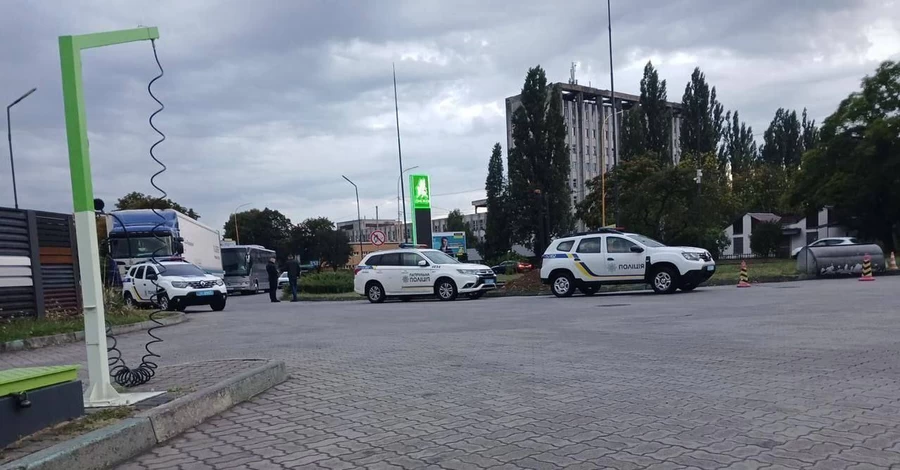 В Ужгороді затримали учасників мирного мітингу: частину вивезли за місто, інших — тримають у поліції