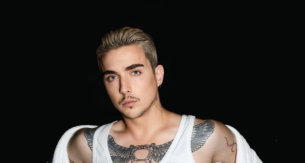 MELOVIN вийшов на зв'язок після госпіталізації та показався під крапельницями