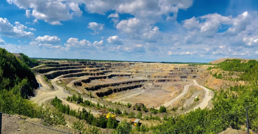 Екскурсія «Місячною пустелею»: на Поліссі можна відвідати нелегальні копанки бурштину
