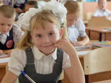 МОН змушують повертати дітям-емігрантам право на українську освіту: чому це роблять аудитори і депутати, а не саме міністерство
