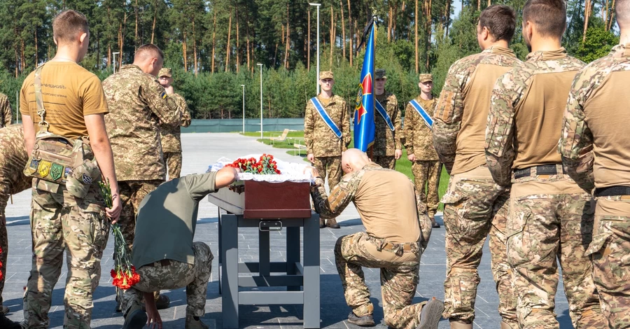 Уперше на Національному військовому кладовищі поховали захисника, чиє імʼя відоме