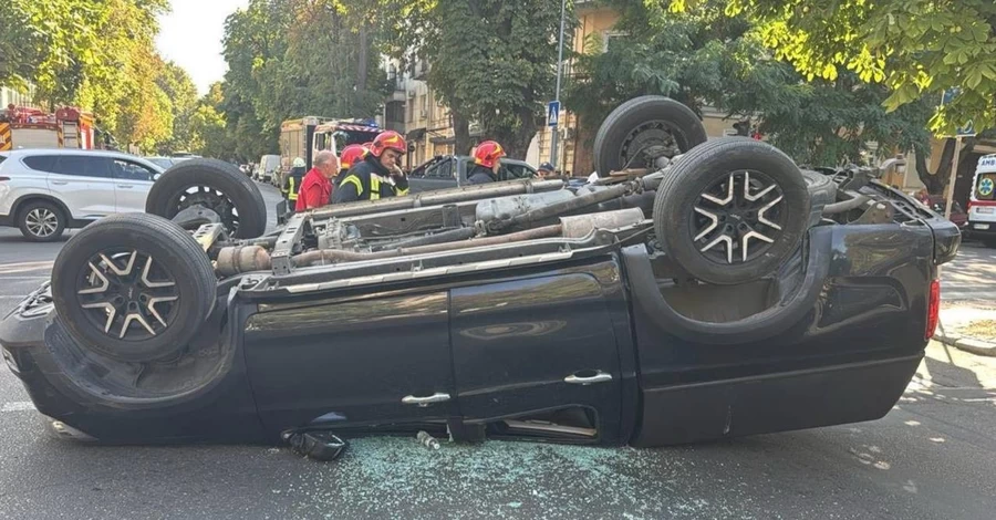 Джип охраны Порошенко опрокинул авто на крышу: серьезное ДТП в центре Одессы