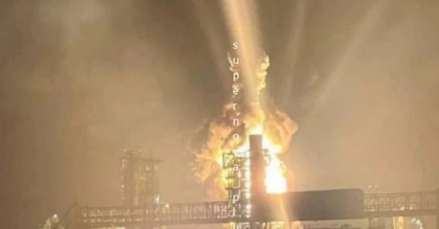 Після атаки ЗСУ в Росії зупинив роботу ключовий блок Киришського НПЗ, - Reuters