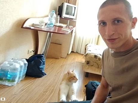 Наглядачі тричі намагалися відібрати переноску: як військовий повернувся з полону з котом
