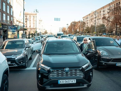 В Киеве впервые перекрыли Крещатик во время минуты молчания
