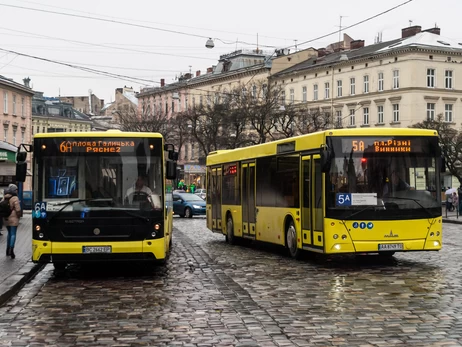 У Львові чоловік випав з переповненого автобусу - він у важкому стані