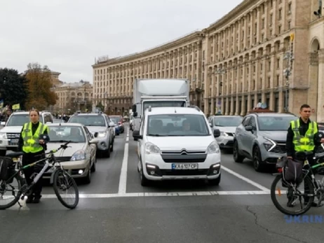 Возле Соломенской РГА в Киеве останавливали движение во время минуты молчания