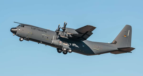 Невідомі “атакували” транспортний літак Бундесверу новорічною піротехнікою