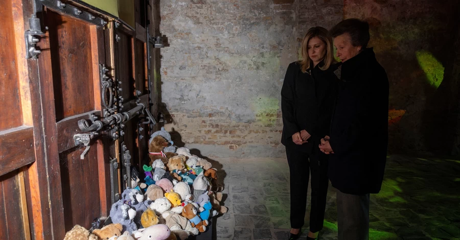 В Киев приехала принцесса Анна – она оставила игрушку у мемориала детям