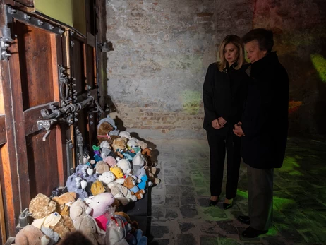 В Киев приехала принцесса Анна – она оставила игрушку у мемориала детям