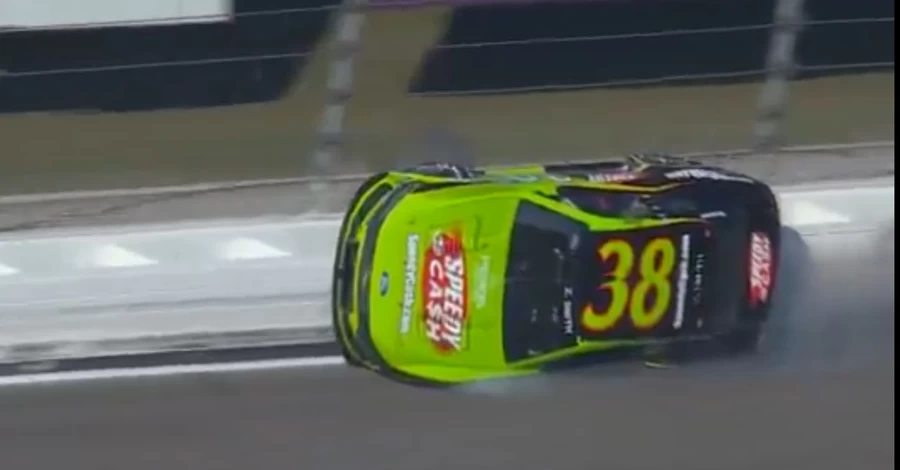 Як у кіно: під час гонок машина пілота NASCAR проїхалась по борту траси