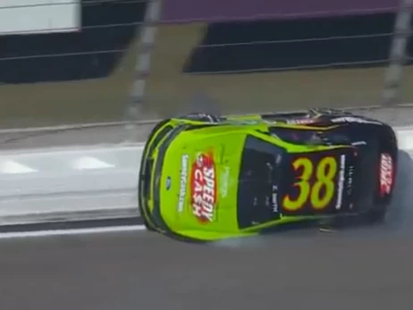 Як у кіно: під час гонок NASCAR машина пілота  проїхалась по борту траси