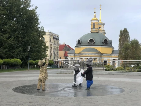 Скульптури малюків-засновників Києва перевдягли з нагоди Дня захисників та свята Покрови