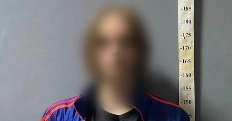 В Киеве мужчина избил женщину за замечание в магазине – его задержали
