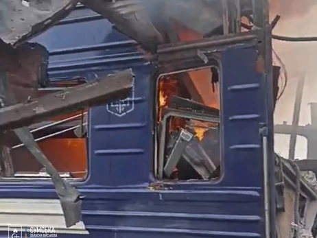 В Шостці росіяни вдарили по пасажирському потягу, поранено близько 30 людей