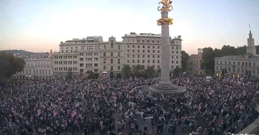 У Тбілісі масові протести, активісти увірвалися у двір президентського палацу
