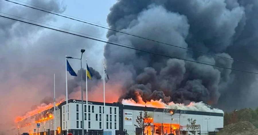 РФ завдає ударів по Львову - у місті пожежі та запах гару, деякі райони знеструмлені