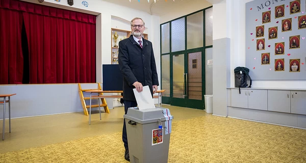 Фиала признал поражение своей партии на выборах и поздравил Бабиша с победой