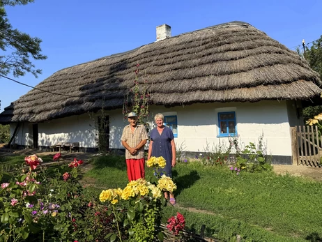 З Покровська – в етнохату, а потім у невідомість: сім'я пенсіонерів знову шукає дім  