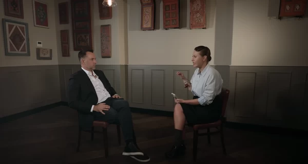 Россия объявила Арестовича в “международный розыск” после интервью Собчак