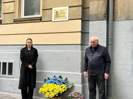 У Львові на місці вбивства Андрія Парубія відкрили меморіальну таблицю