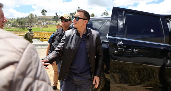 Протестувальники закидали камінням кортеж 37-річного президента Еквадору