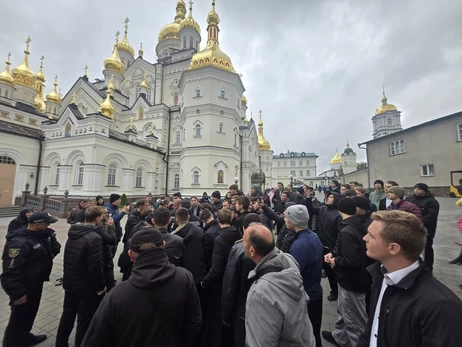 СБУ та поліція прийшли з обшуками до Почаївської лаври - сталися конфлікти та провокації 