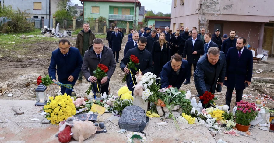 Глава МИД Польши Сикорский прибыл во Львовскую область и посетил место удара РФ в Лапаевке
