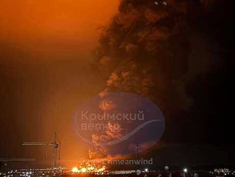 У Криму пролунали вибухи, після удару дроном горить нафтобаза 