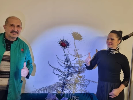 Із уламків ворожої ракети: ювелір зі Львівщини створив єдину у світі «Квітку папороті» 