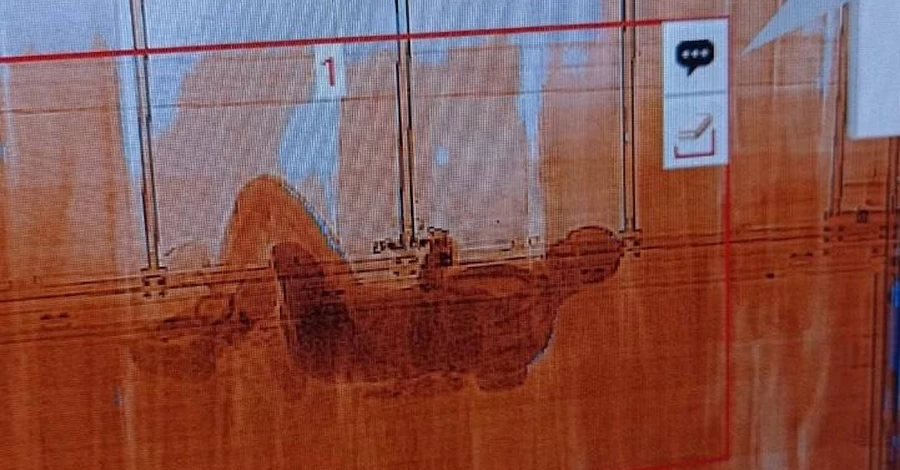 Сирієць намагався незаконно потрапити в Україну, заховавшись у фурі з підгузками