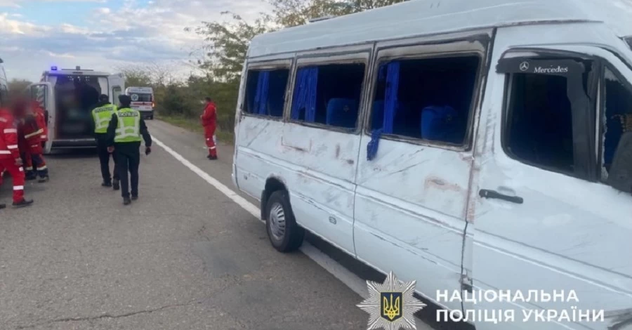 В Одесской области перевернулся микроавтобус с пассажирами, есть травмированные