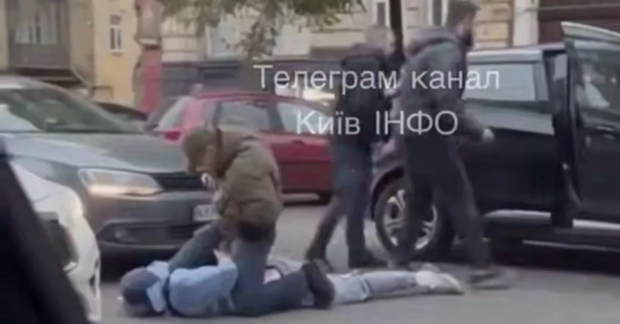 У центрі Києва група озброєних чоловіків напала на водія авто