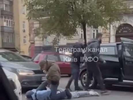 У центрі Києва група озброєних чоловіків напала на водія авто