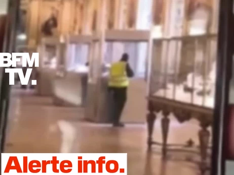 ЗМІ опублікували момент крадіжки з Лувру на очах у відвідувачів