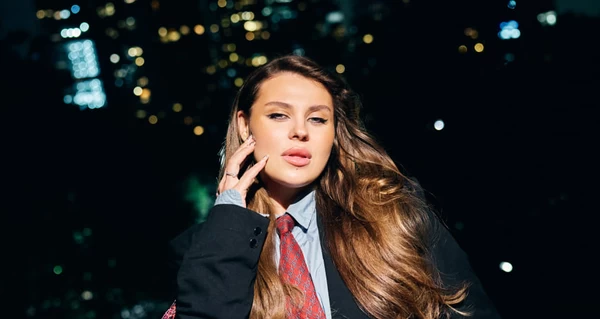 KAZKA сняла клип в знаковых локациях Нью-Йорка и в квартире Кэрри Брэдшоу