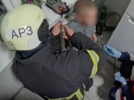 Луцькі рятувальники допомогли хлопчику, в якого рука застрягла в радіаторі
