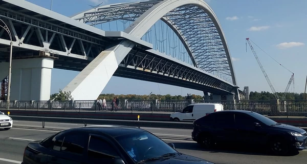 В Киеве во время тревог запретили движение по Подольскому мосту с правого берега на левый 