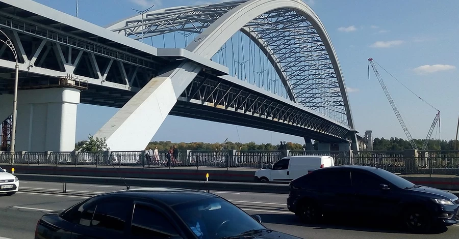У Києві під час тривог заборонили рух Подільським мостом з правого берега на лівий 
