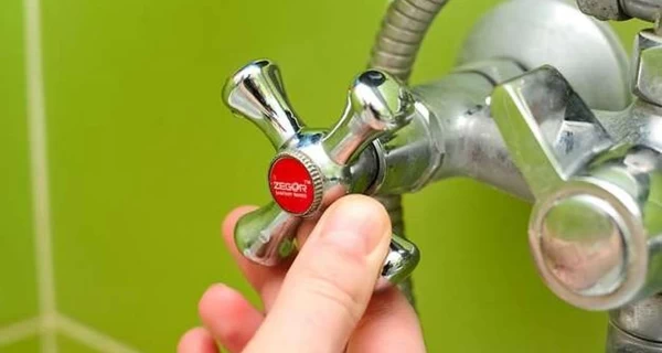 Из-за ночных обстрелов часть Киева осталась без горячей воды