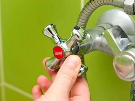 Через нічні обстріли частина Києва залишилася без гарячої води