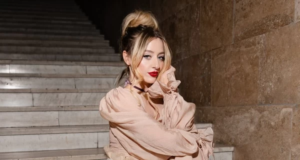 Солістка Vivienne Mort посварилася з водієм таксі через російську музику