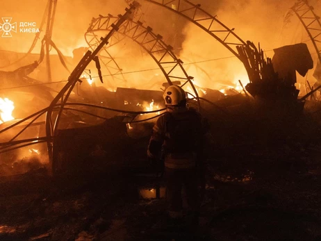 Під час нічної атаки у Києві пошкоджено книгарню-кав'ярню та синагогу