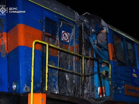 У Сумах РФ вдарила по залізничній станції, постраждали працівники, рух потягів на ділянці зупинено