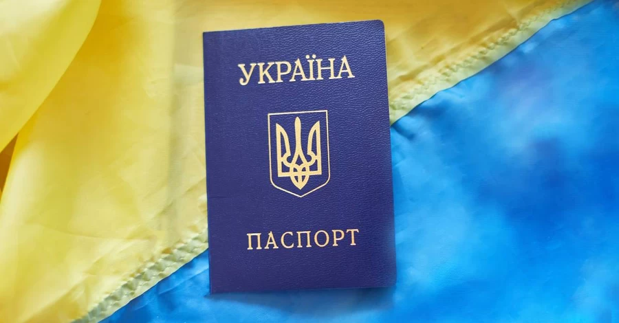 Відтепер паспорти-книжечки заповнюватимуть лише українською мовою