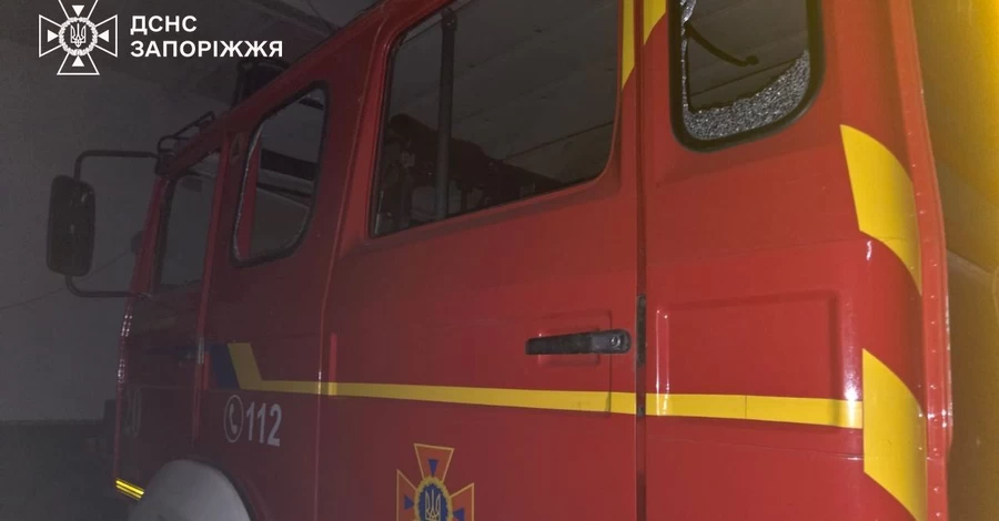 У Запоріжжі ворожий дрон потрапив до автомобіля рятувальників, є поранені