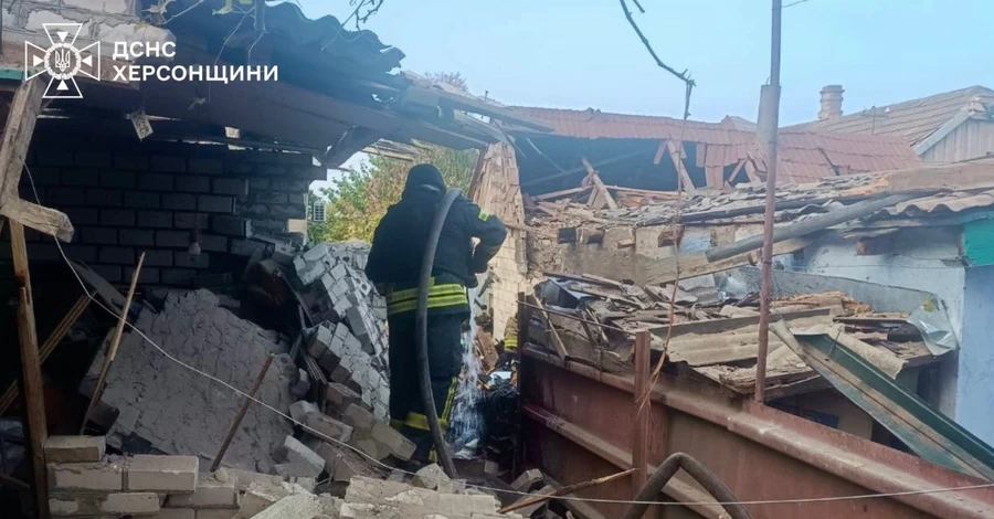 Жертв ранкового удару росіян по Херсону вже три, серед них - начальниця відділення 
