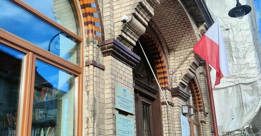 У Перемишлі невідомі зірвали український прапор з будівлі консульства